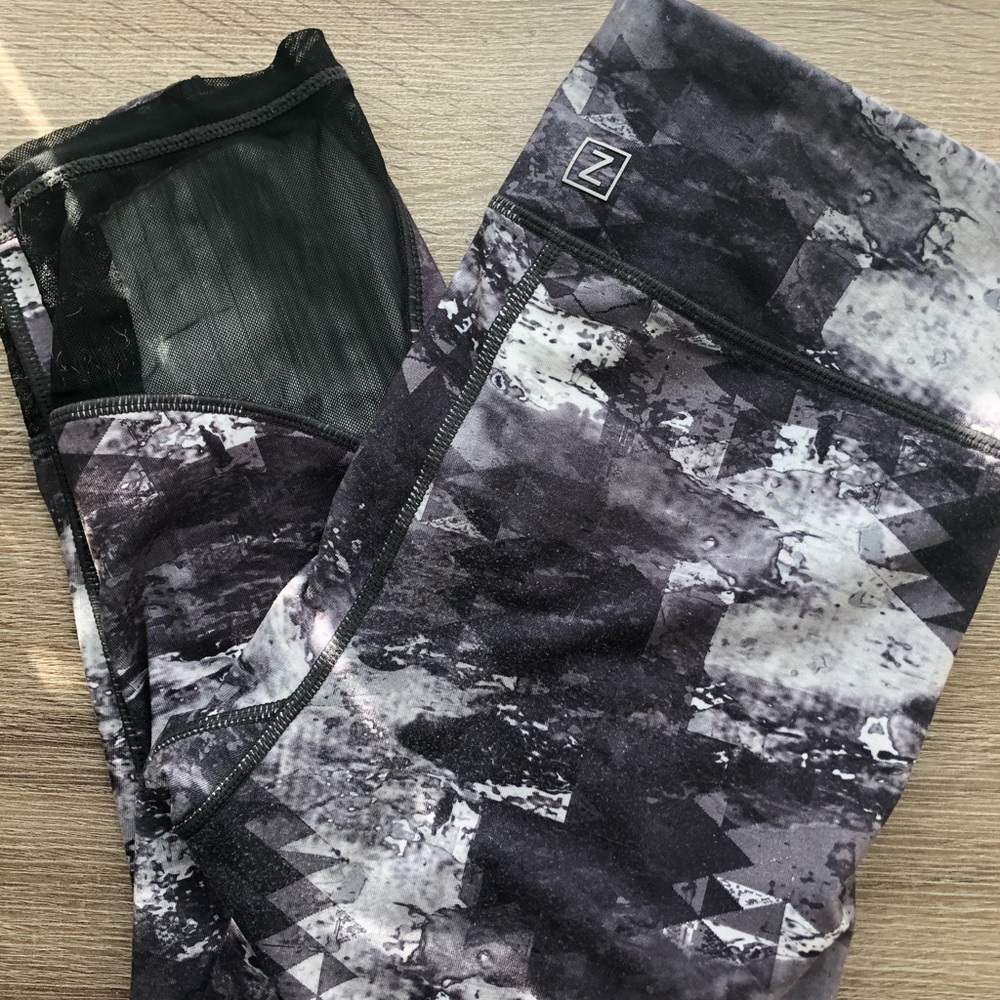 Patterned crop leggings